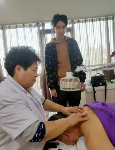 贯彻两会精神特别报道 著名正骨疗法专家—张守彬