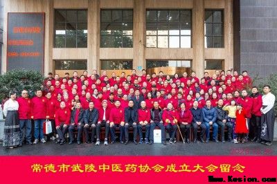 枝垂树老花香远——记身残志坚的退休院长贾谷良