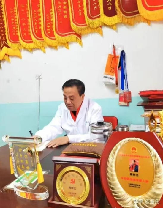 妙手仁心承医道，翰墨丹青颂军魂——记医者闻树忠的双重担当