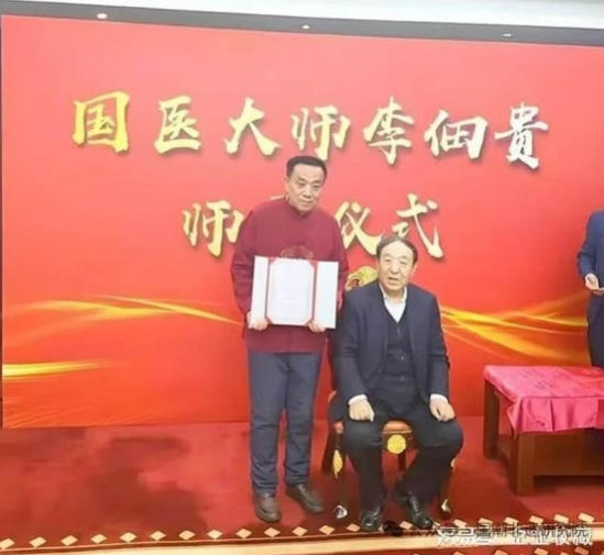 妙手仁心承医道，翰墨丹青颂军魂——记医者闻树忠的双重担当