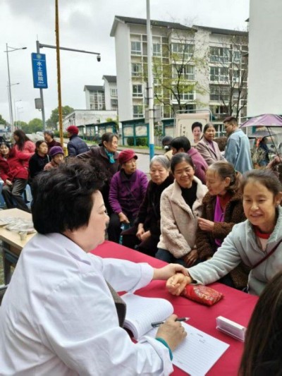 术高一筹保平安 德高一品为患者 中国著名医学专家——何明华