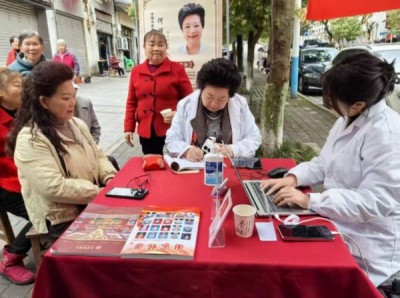 术高一筹保平安 德高一品为患者 中国著名医学专家——何明华
