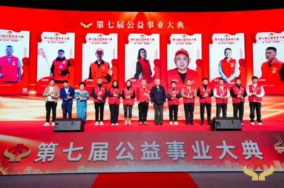 术高一筹保平安 德高一品为患者 中国著名医学专家——何明华