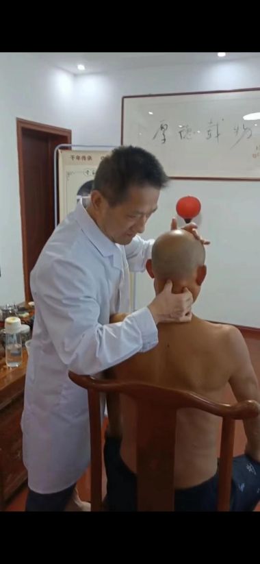 医行千里积万幸，品高艺绝造百福 一一记中国民间毒蛇药大王罗群写实 记者：姚佳敏